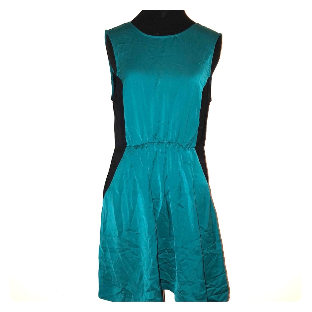 Sleeveless Dress With Contrasting Side Panels